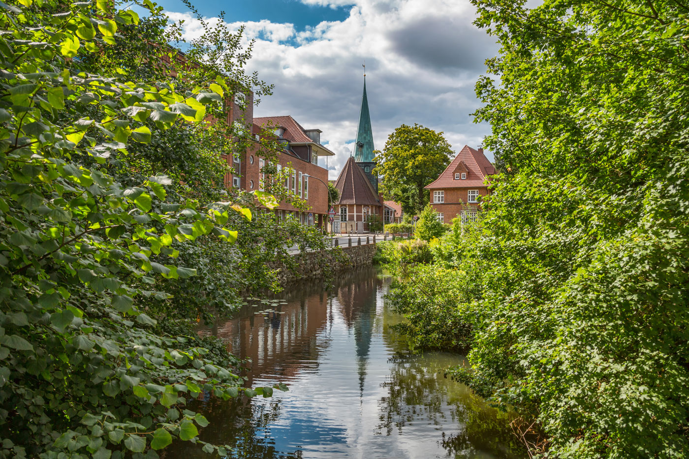 Blick auf die Altstadt von Hamburg Bergedorf über einen Kanal